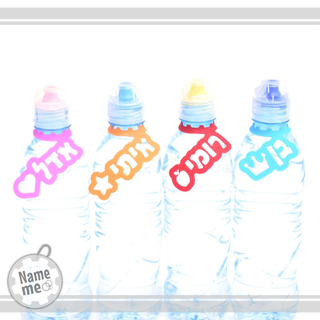 תוויות עם שמות שונים בתוספת איורים שונים ובצבעים שונים לבקבוקי מים.