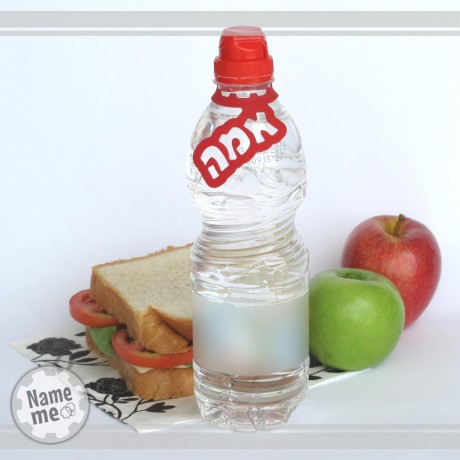 בתמונה תווית על בקבוק מים.