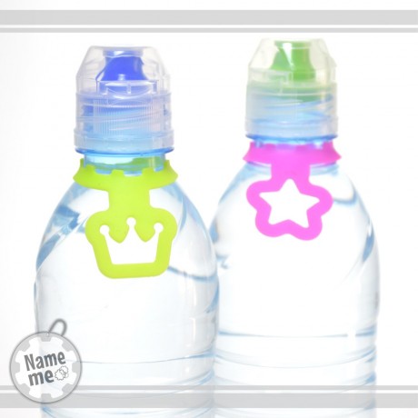 תוויות עם איורים שונים ובצבעים שונים לבקבוקי מים.