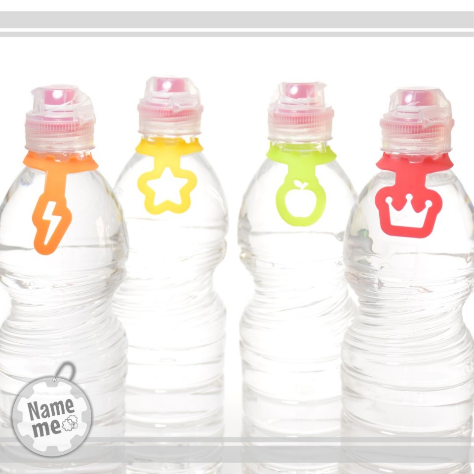 תוויות עם איורים שונים ובצבעים שונים לבקבוקי מים.
